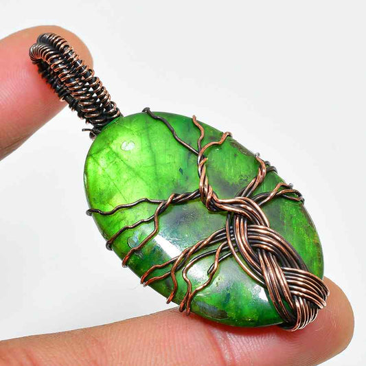 Verdant Embrace – Copper-Wrapped Green Stone Pendant