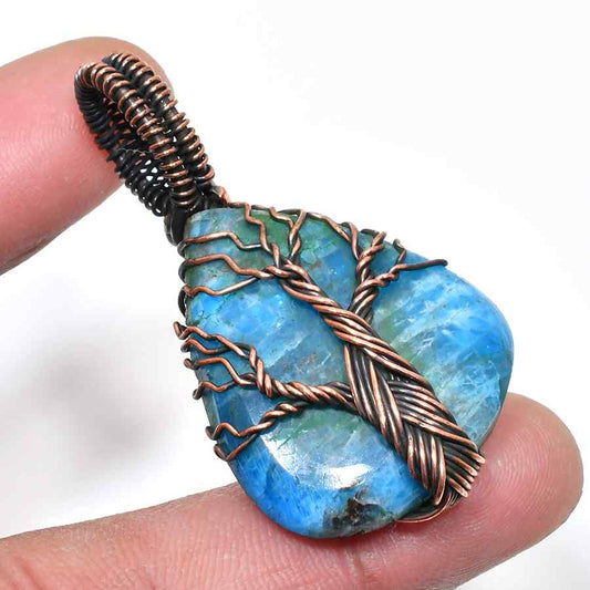 Ocean’s Whisper – Blue Labradorite Copper Pendant