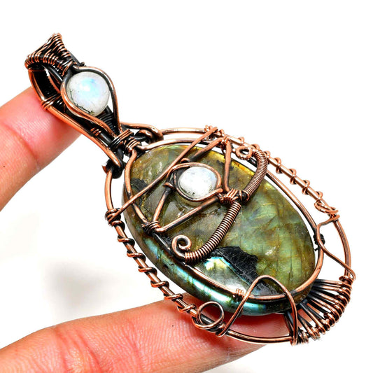 Serenity’s Embrace – Labradorite Copper Pendant