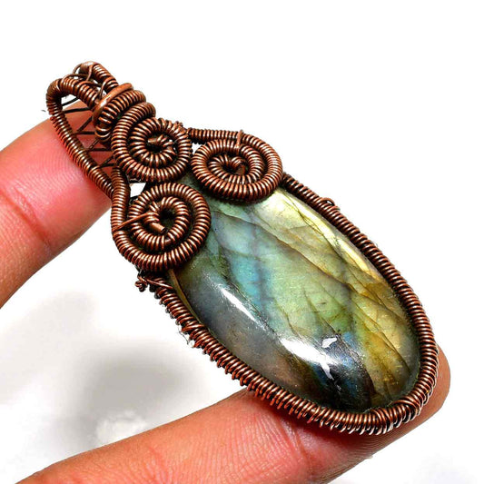 Luna’s Radiance – Copper-Wrapped Labradorite Pendant