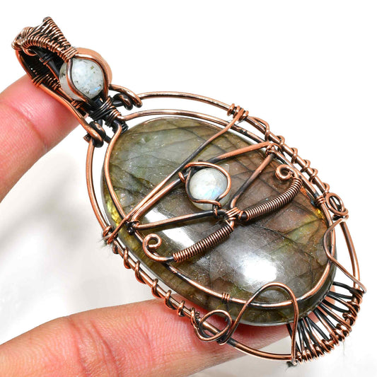 Verdant Whispers – Labradorite Copper Pendant