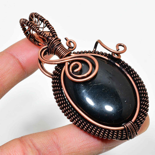 Onyx Embrace – Oxidized Copper Wire Pendant