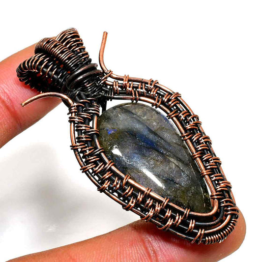 Luna’s Veil – Labradorite Copper Pendant
