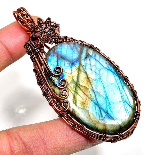 Celestial Glow – Labradorite Copper Pendant