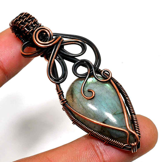 Selene’s Shift – Labradorite Copper Pendant