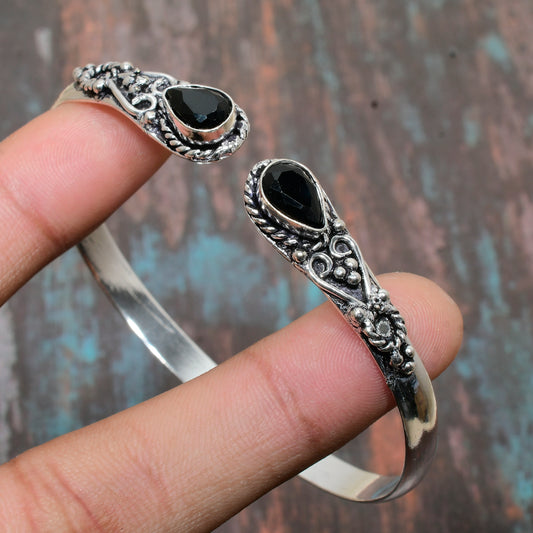 Valora’s Aegis – Onyx & Silver Bangle