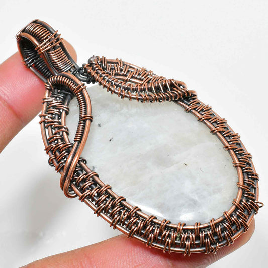 Moonlit Essence – Labradorite Copper Pendant