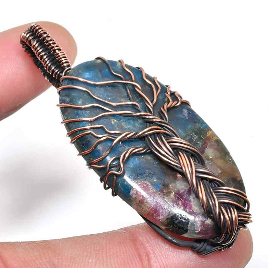 Luna’s Veil – Copper Labradorite Pendant