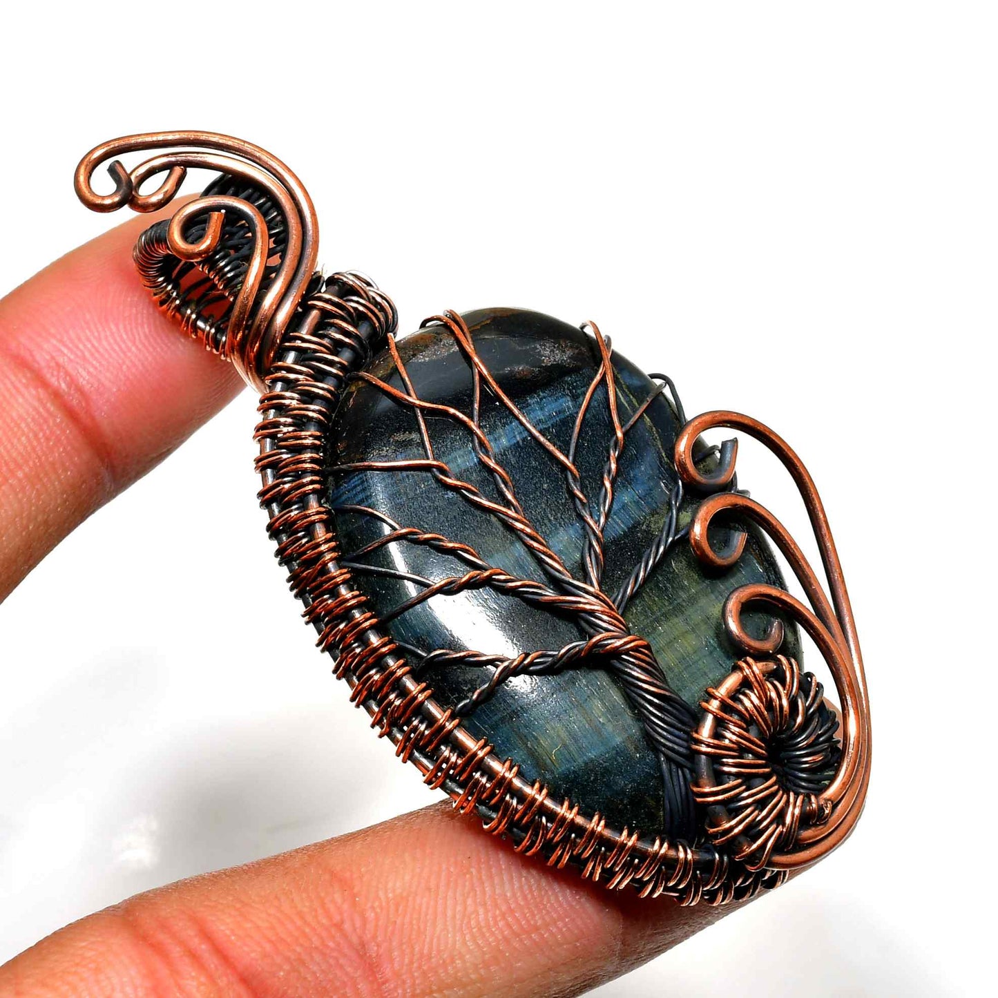 Aurora’s Gleam – Labradorite Copper Pendant