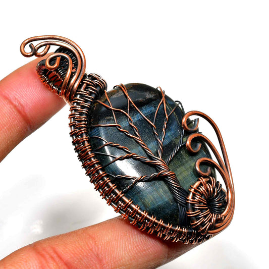 Aurora’s Gleam – Labradorite Copper Pendant