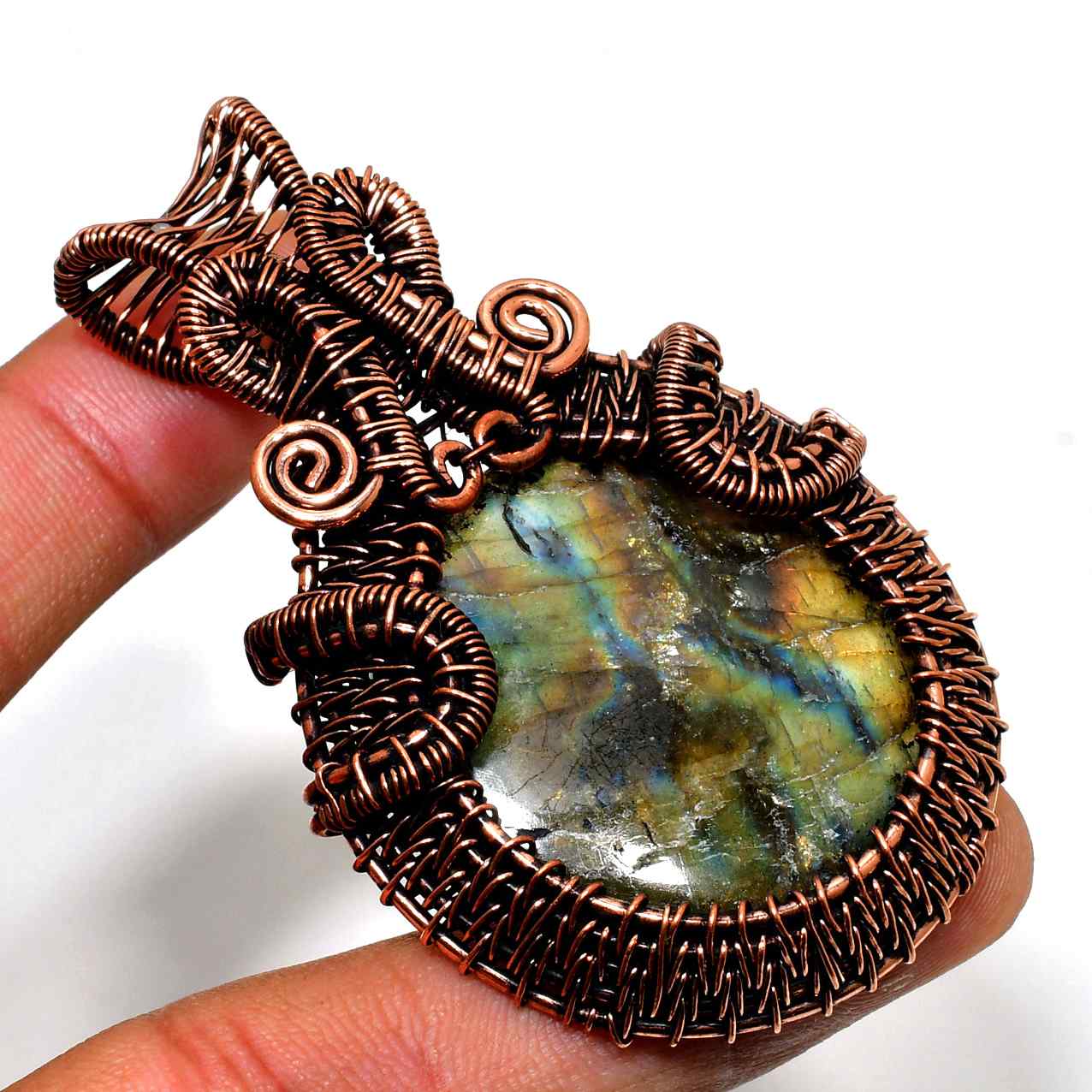 Aurora’s Gaze – Copper-Wrapped Labradorite Pendant