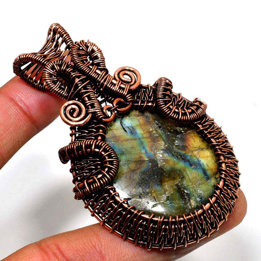 Aurora’s Gaze – Copper-Wrapped Labradorite Pendant