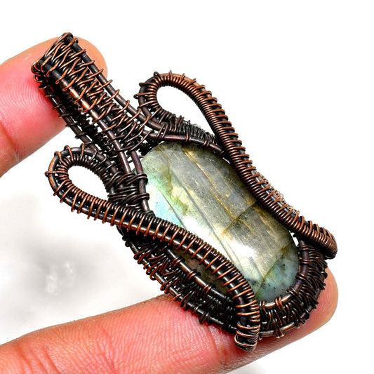 Aurora’s Embrace – Labradorite Copper Pendant