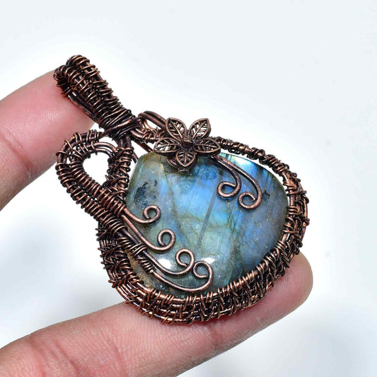Aura’s Embrace – Labradorite Copper Pendant