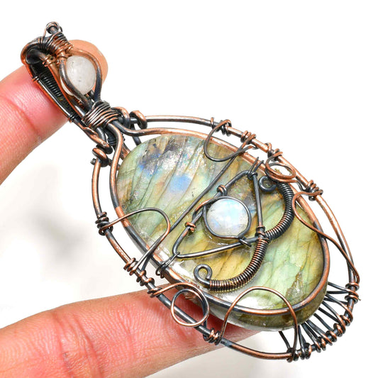 Aurora’s Embrace – Labradorite Copper Pendant