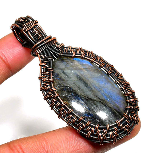 Aurora’s Shimmer – Copper-Wrapped Labradorite Pendant