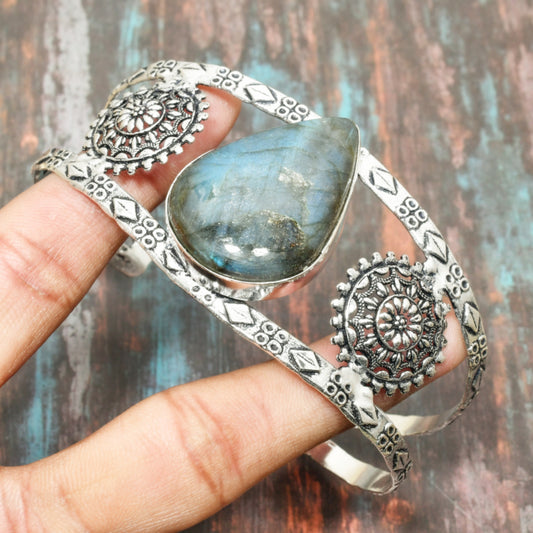 Luna’s Shield – Labradorite Silver Cuff