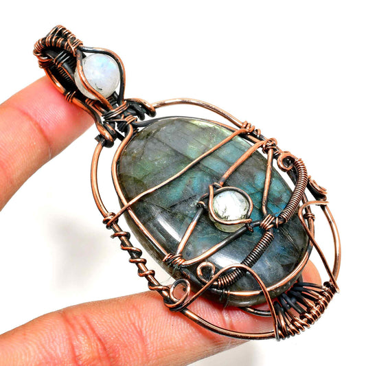 Aurora’s Gleam – Labradorite Copper Pendant
