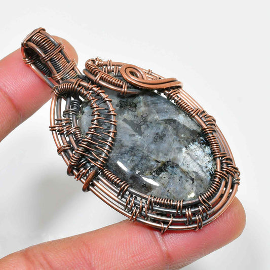 Luna’s Veil – Labradorite Copper Pendant
