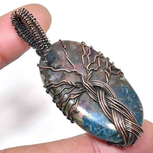 Selene’s Aegis – Labradorite Copper Pendant