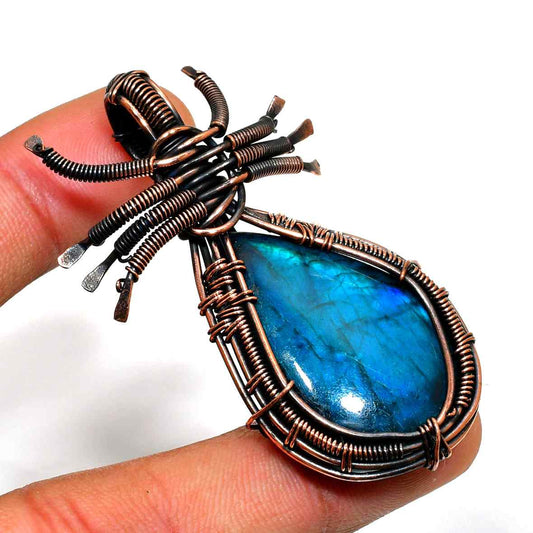 Aurora’s Insight – Labradorite Copper Pendant