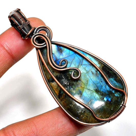 Aurora’s Embrace – Labradorite & Copper Pendant