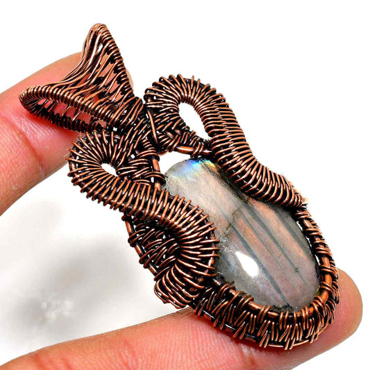 Aurora’s Embrace – Labradorite Copper Pendant