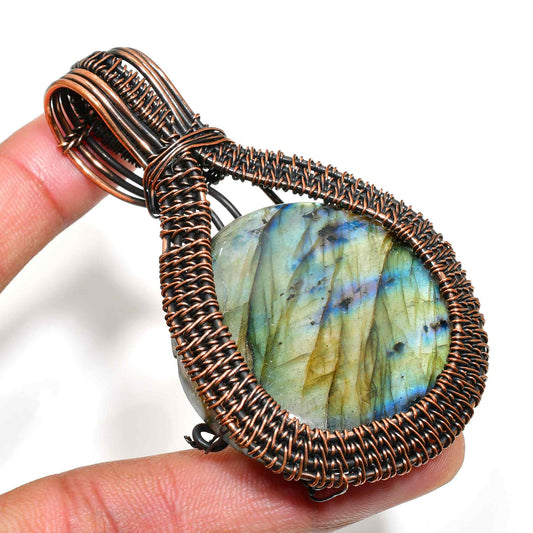 Luna’s Radiance – Labradorite Copper Pendant