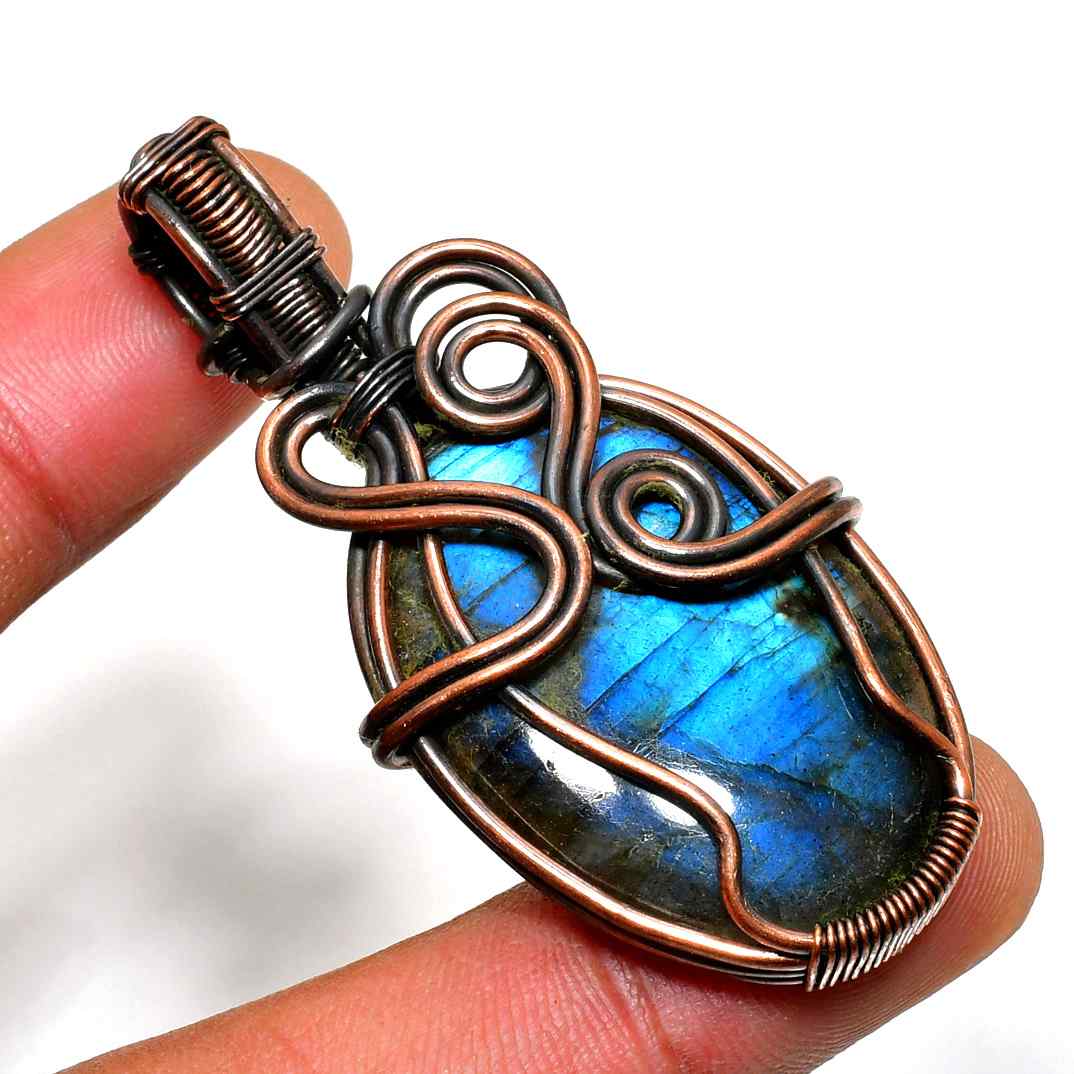 Selene’s Shimmer – Labradorite Copper Pendant