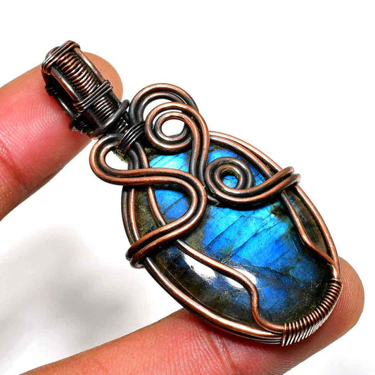 Selene’s Shimmer – Labradorite Copper Pendant