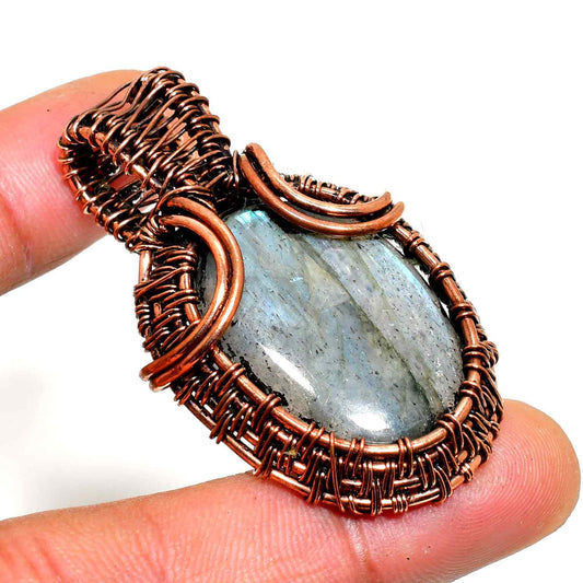 Aurora’s Gaze – Labradorite Copper Pendant