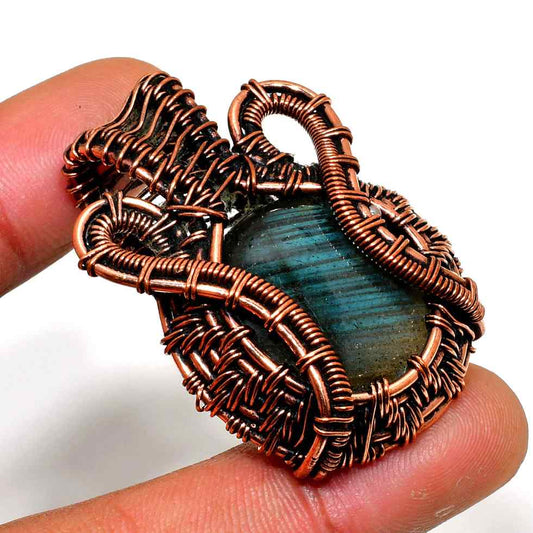 Aurora’s Gaze – Labradorite Copper Pendant