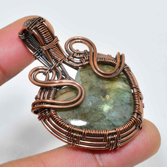 Aurora’s Gleam – Labradorite Copper Pendant