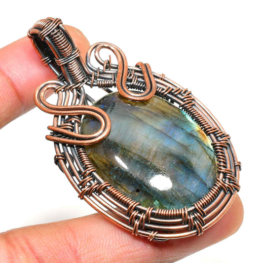 Clarity’s Embrace – Labradorite Copper Pendant