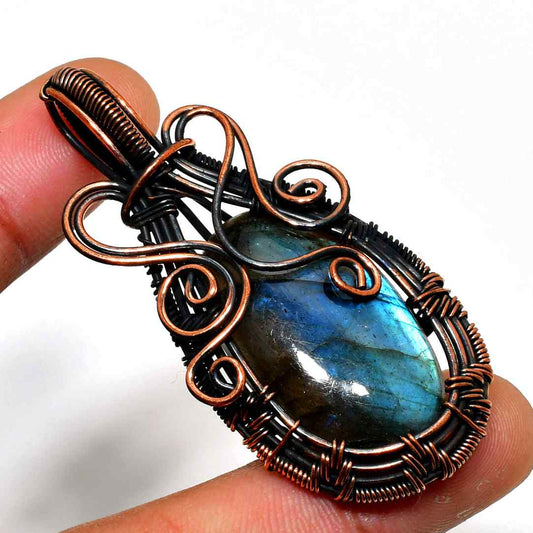 Luminous Labyrinth – Copper-Wrapped Labradorite Pendant