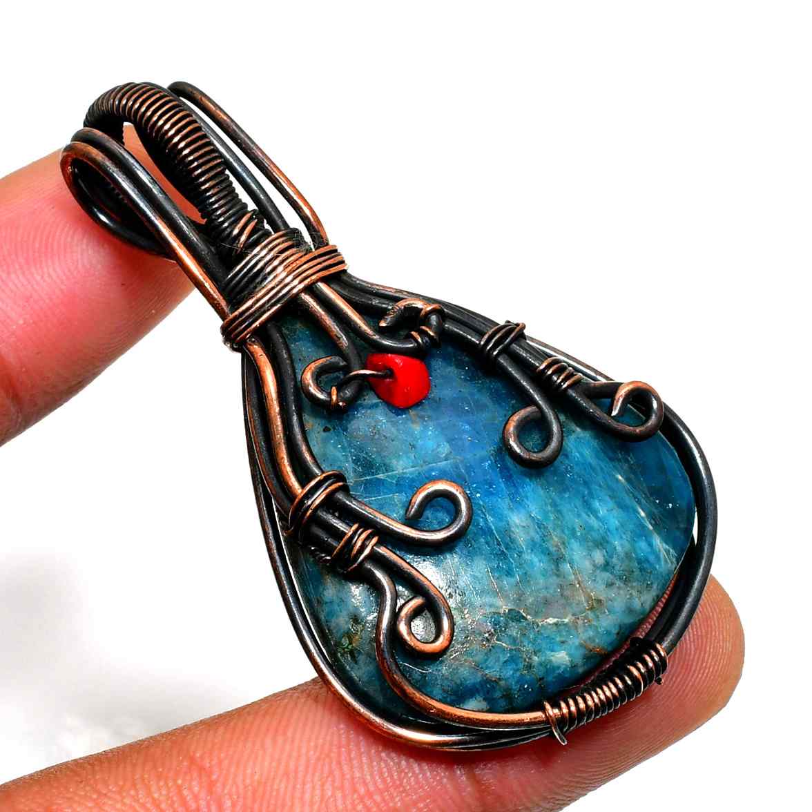Aurora’s Embrace – Labradorite Copper Pendant
