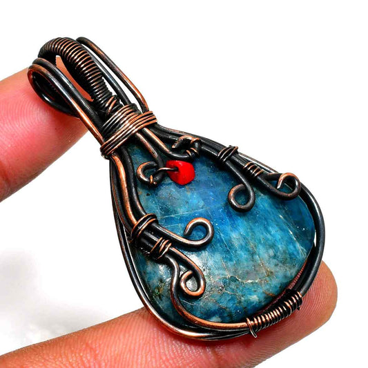 Aurora’s Embrace – Labradorite Copper Pendant