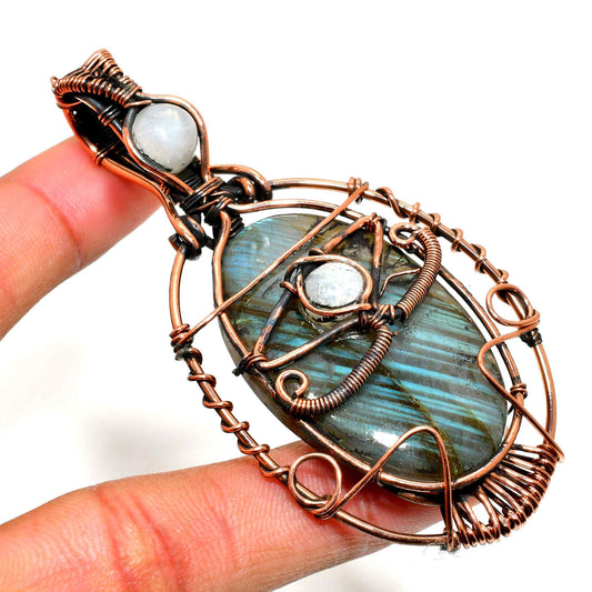 Luna’s Gleam – Labradorite Copper Pendant