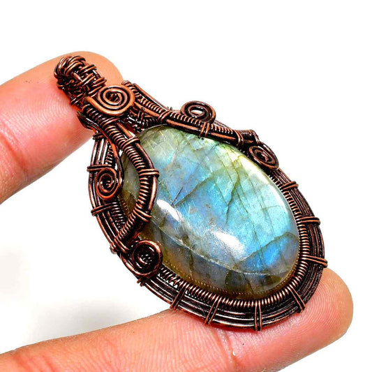Luna’s Dream – Labradorite Copper Pendant