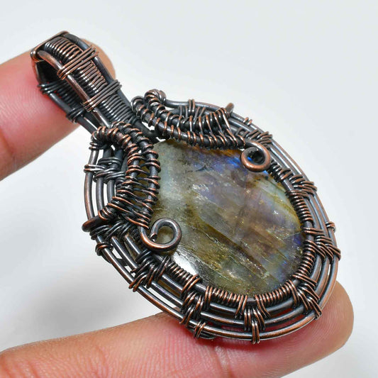 Celestial Glow – Labradorite Copper Pendant