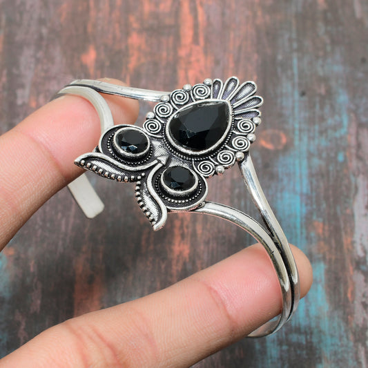 Midnight Oracle – Silver Owl Cuff with Black Gemstones