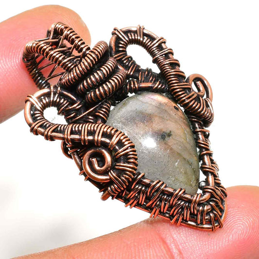 Selene’s Shimmer – Labradorite Copper Pendant