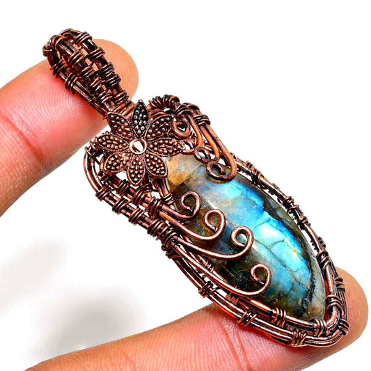 Celestial Radiance – Labradorite Copper Pendant