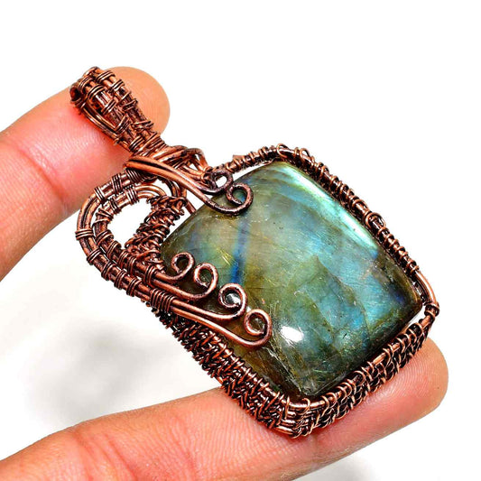Aurora’s Echo – Labradorite Copper Pendant