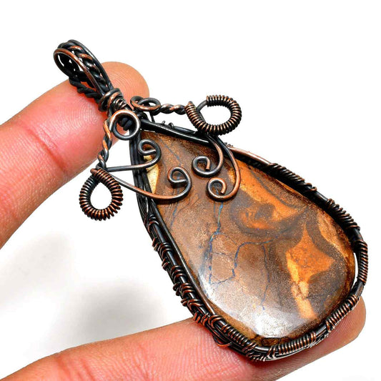 Gaia’s Embrace – Agate Copper Pendant