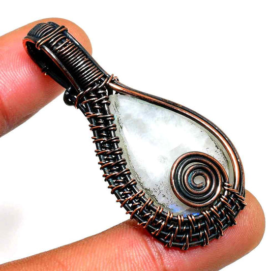 Moonlit Whisper – Copper-Wrapped Labradorite Pendant