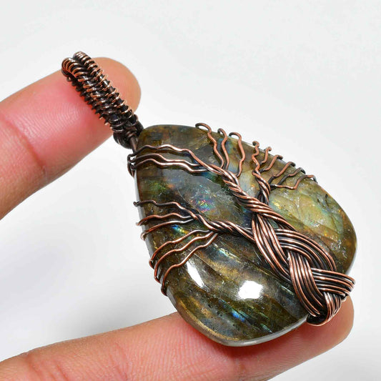 Aurora’s Echo – Labradorite Copper Pendant