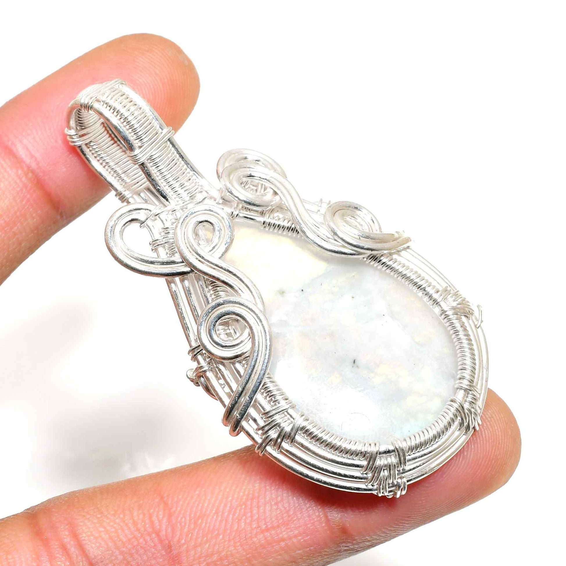 Moonlit Embrace – Sterling Silver Moonstone Pendant