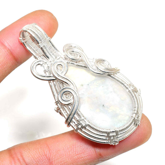 Moonlit Embrace – Sterling Silver Moonstone Pendant