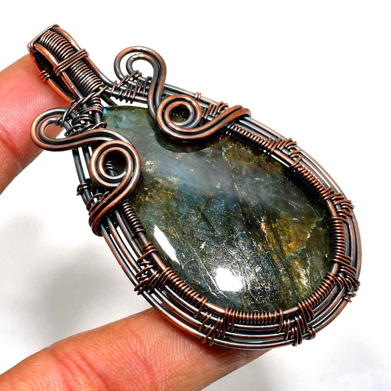 Aurora’s Radiance – Labradorite Copper Pendant